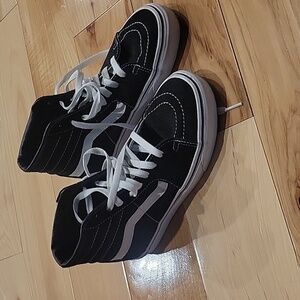 High top Van's. 6.5 in Womens.Van's. MENS 5.0